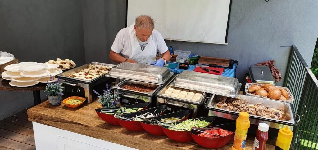 השף קרוזו בהכנות לקייטרינג ליום הולדת